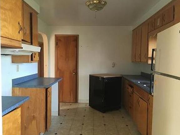 5th image of 260 Earl Dr