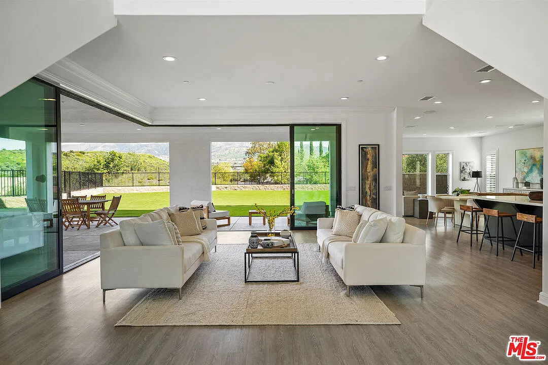 5 bed, 6.0 bath, 6164 sqft, $16,500 — Photo 4