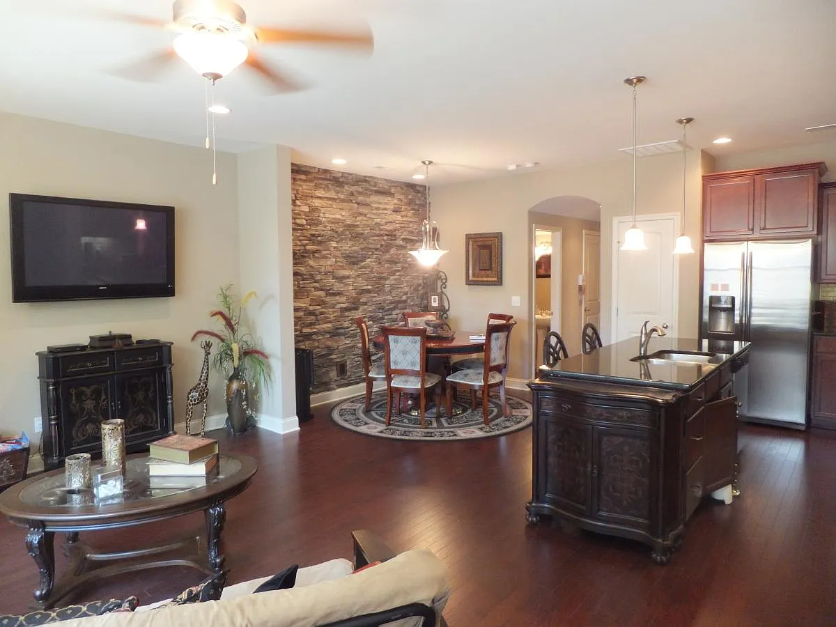 3 bed, 2.5 bath, 1670 sqft, $2,100 — Photo 1