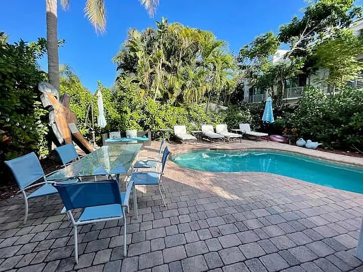 4 bed, 3.5 bath, 2489 sqft, $8,900 — Photo 1