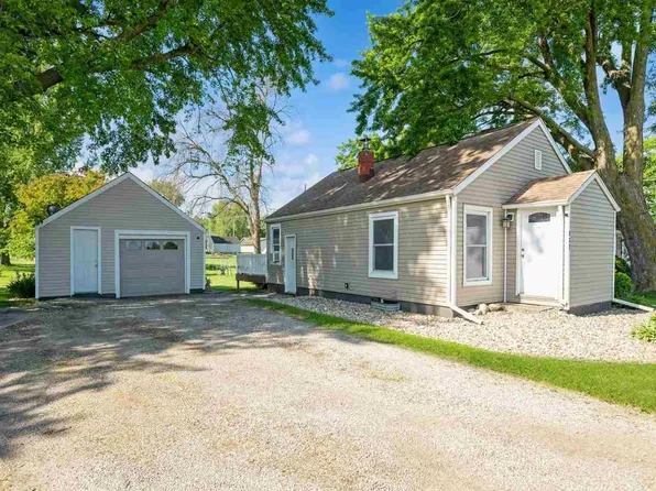 832 Grubbs St, Center Point, IA 52213