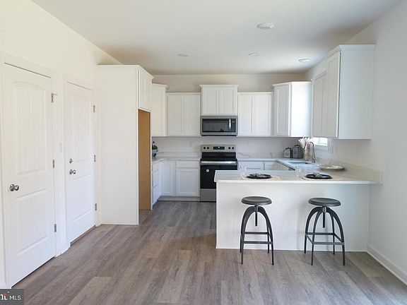 4th image of 221 Kinneman Rd #28