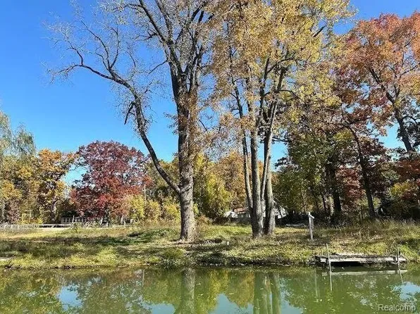 4120 Navarra Ct, White Lake, MI 48383