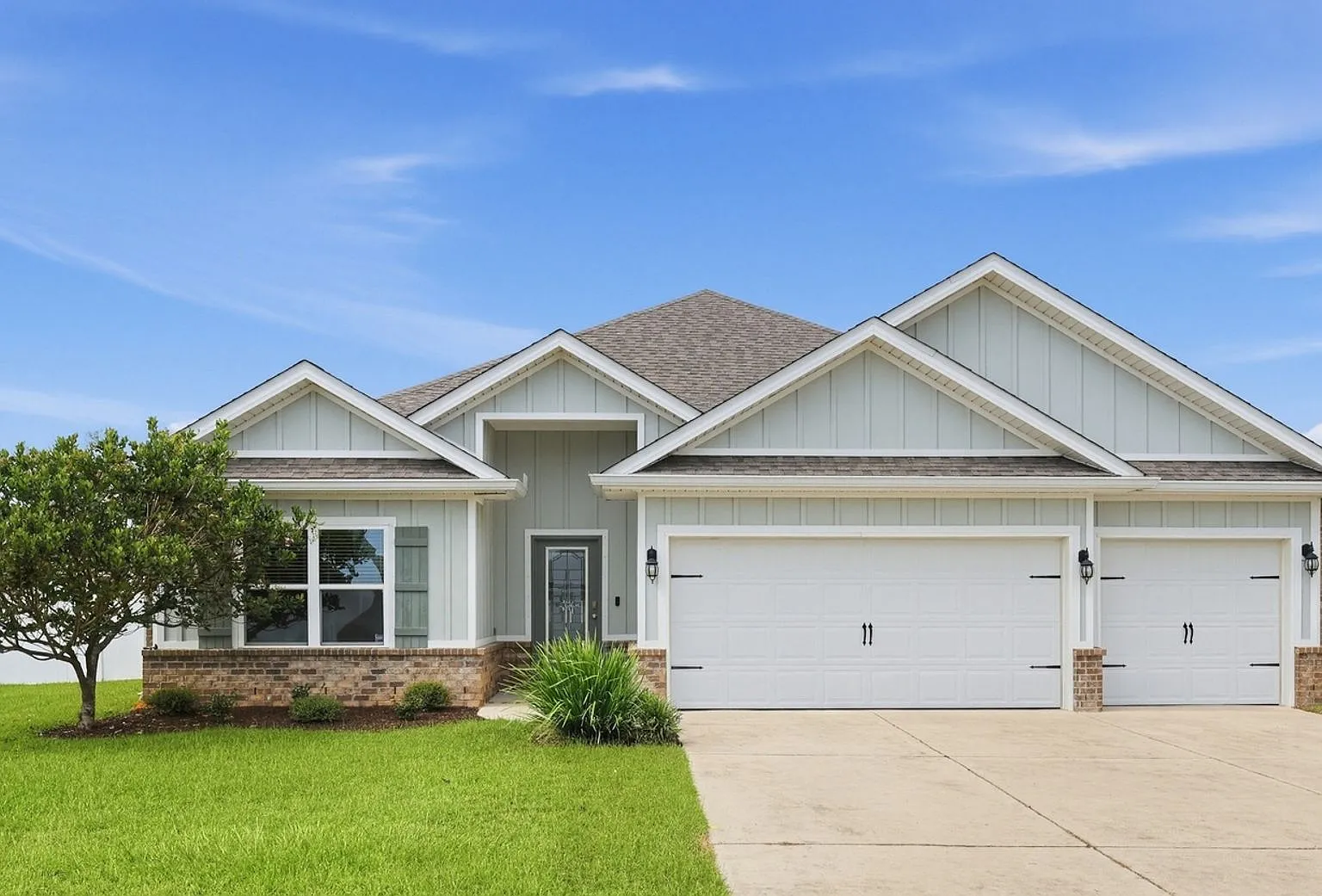 Spacious 4BR House in Daphne — Photo 1