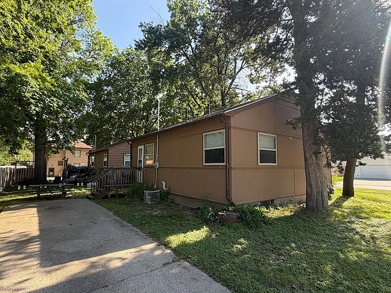 102 S Maple Ave — Photo 3