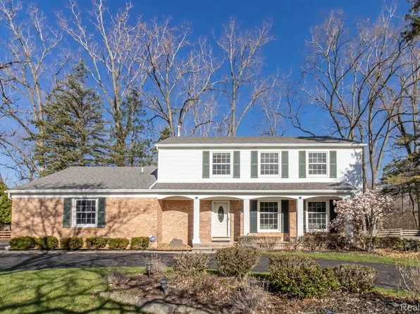 21932 Riverview Dr, Beverly Hills, MI 48025