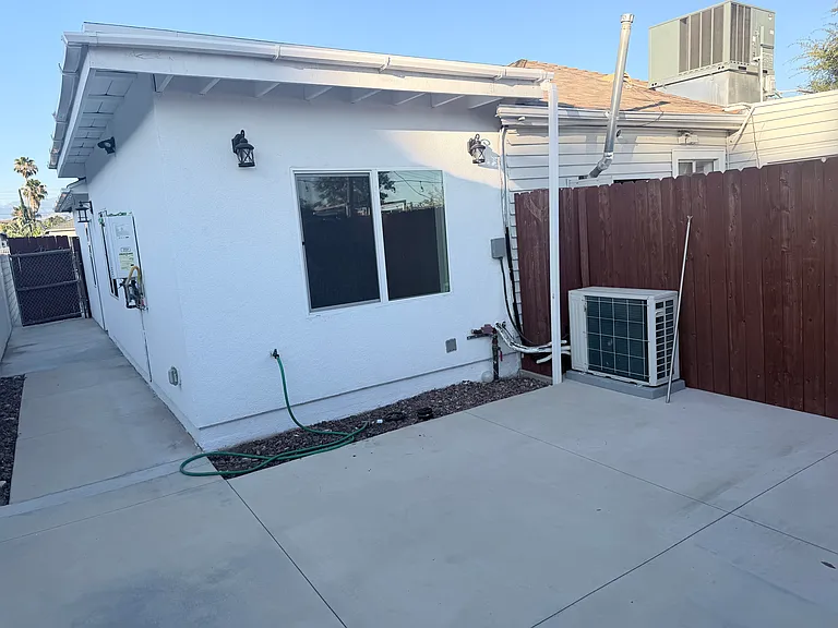 9733 Omelveny Ave — Photo 5