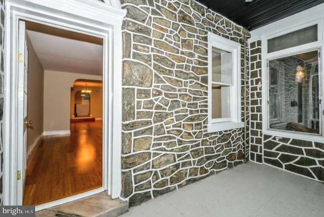 4 bed, 2.0 bath, 2030 sqft, $2,600 — Photo 2