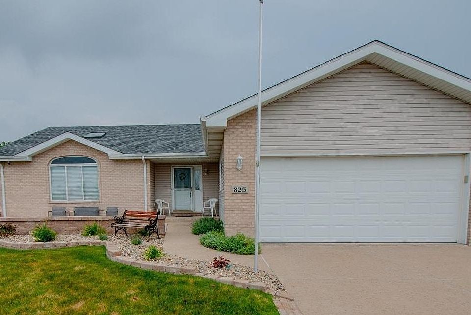 1st image of 825 Rose Bush Ln