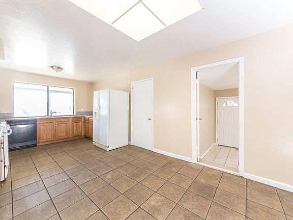 3rd image of 1575 Amesbury Way