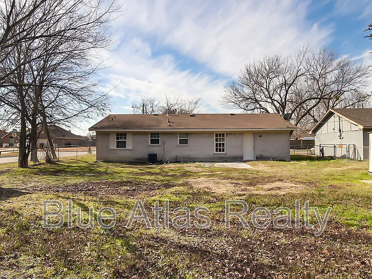 702 Catherine Ln — Photo 20