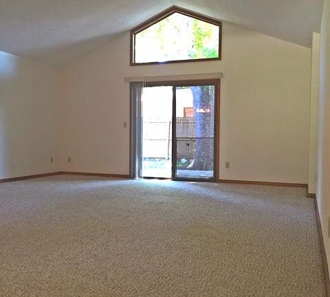 3rd image of 823 W Victoria Cir