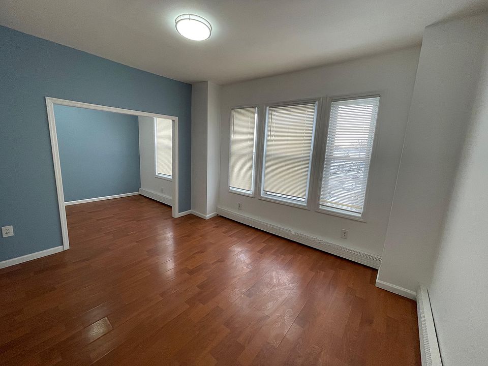 1st image of 22 Clifford St Floor 3