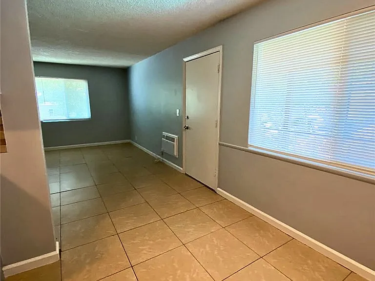 811 Orchid Ct #J — Photo 14