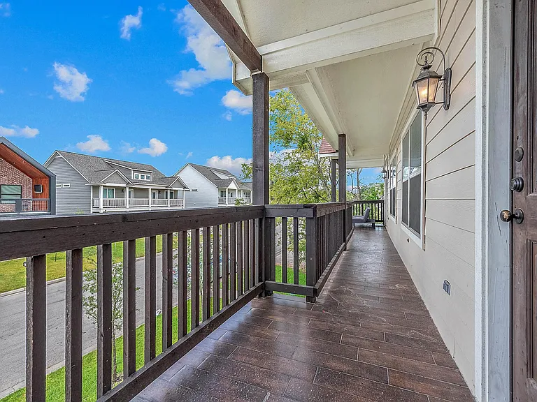 304 Live Oak St — Photo 3