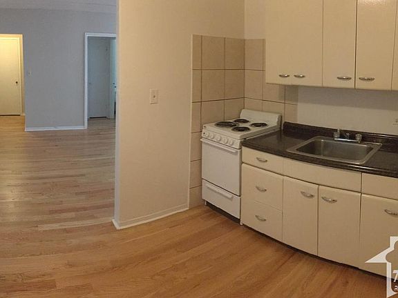 2nd image of 1360 W Touhy Ave APT 405