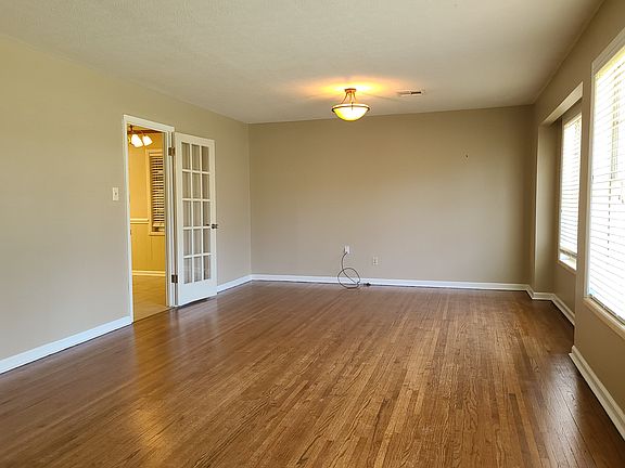 Extra large area for formal dinning and living room