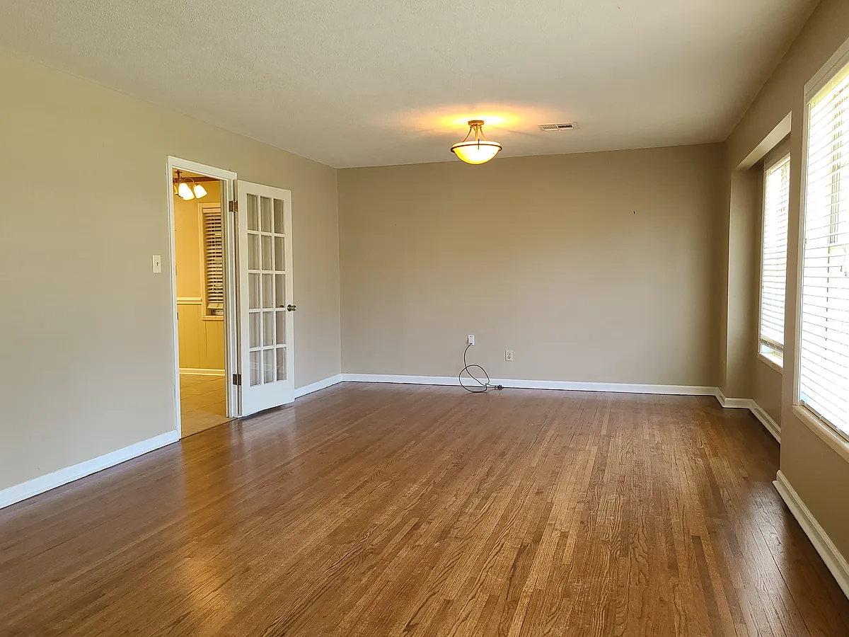 Extra large area for formal dinning and living room - 1245 Plum St