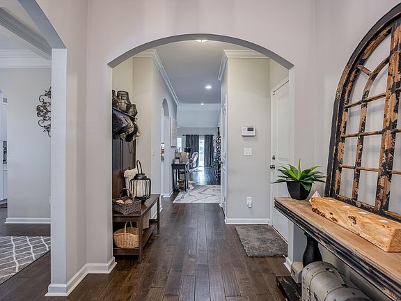 3rd image of 119 Cressingham Ct