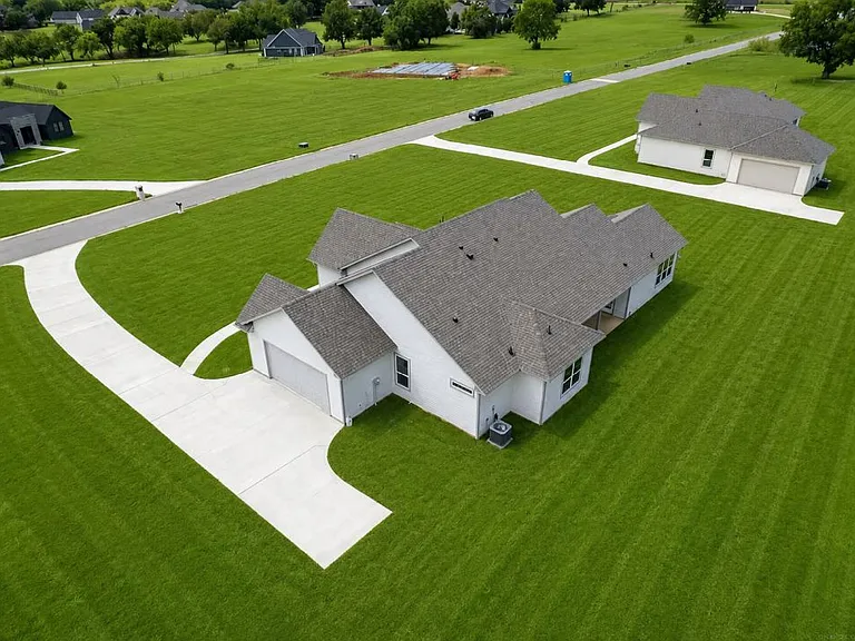 223 Vaughn Ln — Photo 3