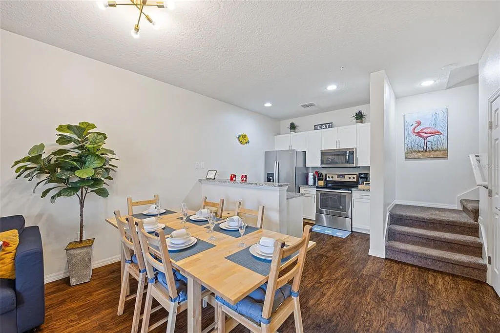 3 bed, 2.0 bath, 1300 sqft, $2,300 — Photo 4