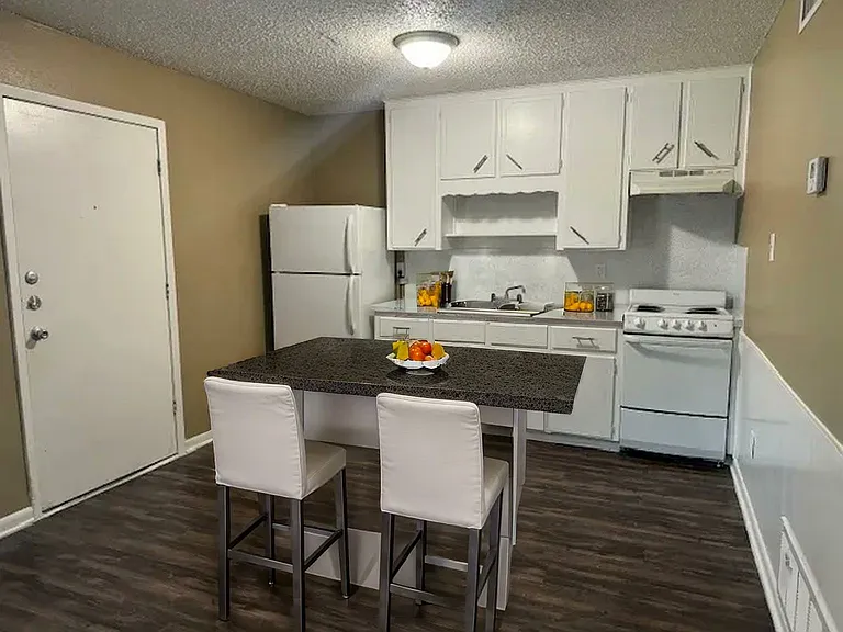 South Castle Apartments — Photo 15