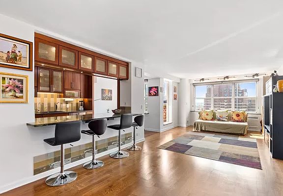 2nd image of 401 E 74th St APT 14R