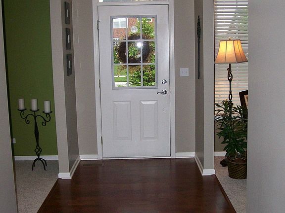 2 STORY FOYER W/HARDWOOD FLOORS