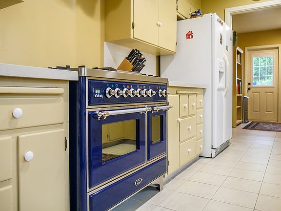 2nd image of 2431 Bonnie Brae