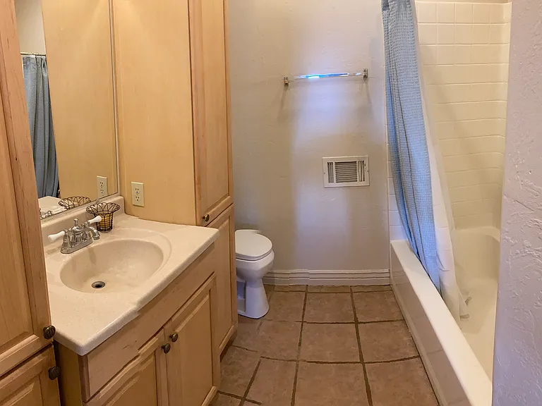 205 E 4th St #EAST SIDE — Photo 4