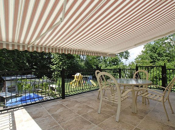 Deck w/retractable awning