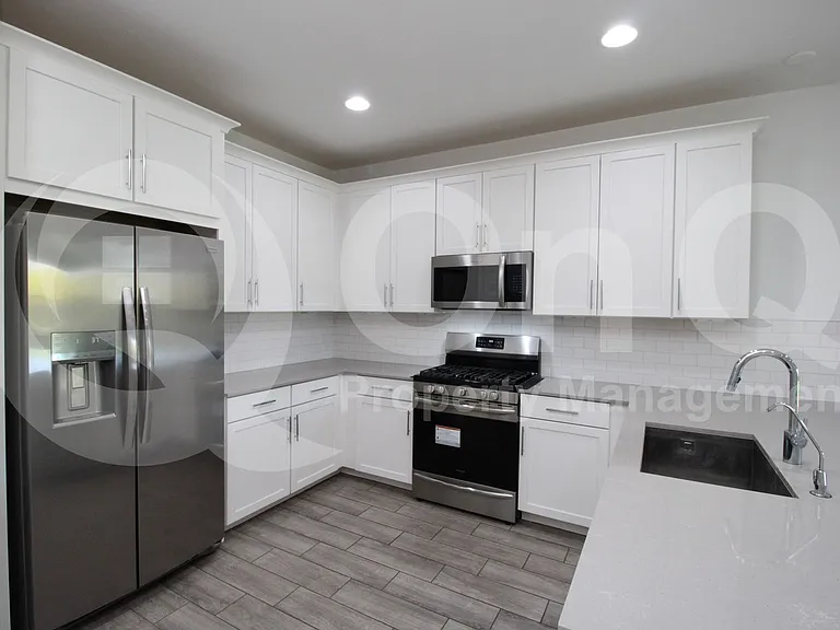 8923 W Solano Dr — Photo 4