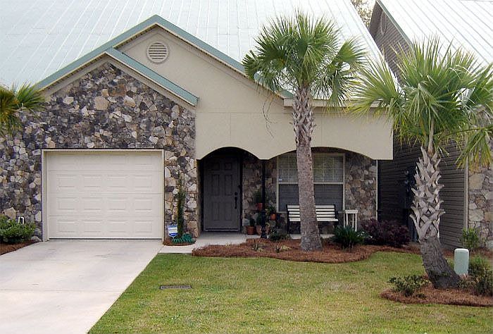 128 Hammonds Hill Dr. in 2006. Palmetto trees are larger/fuller now.