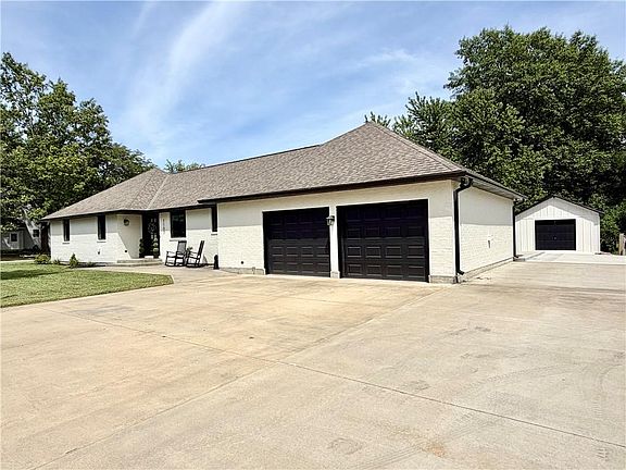 2nd image of 1107 Country Club Dr