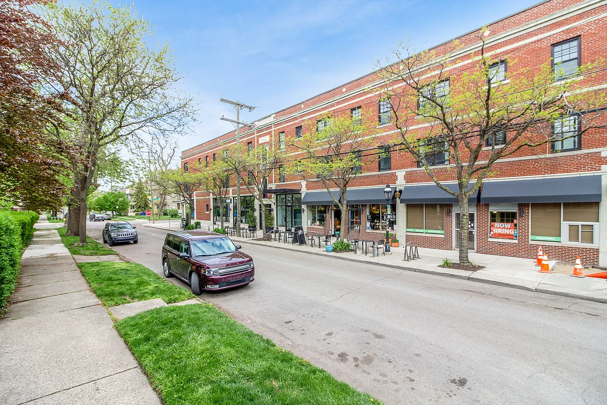 Building Photo - 1400 Van Dyke St #301