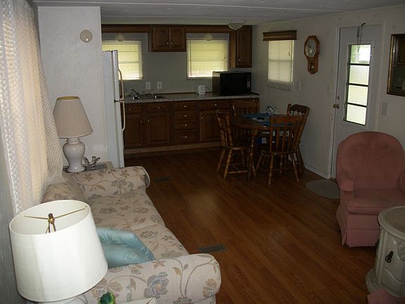 3rd image of 28 Poinsettia Dr
