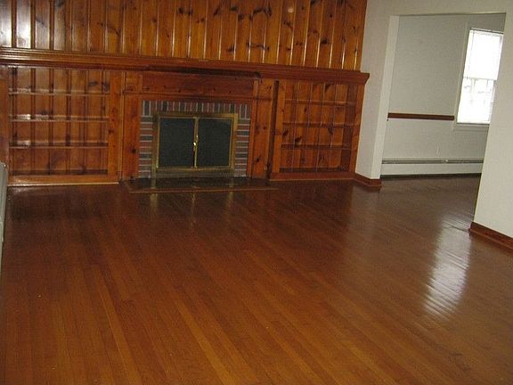 3rd image of 216 Anne Burras Ln