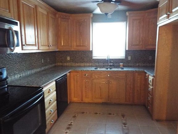 4th image of 1082 Memorial Dr