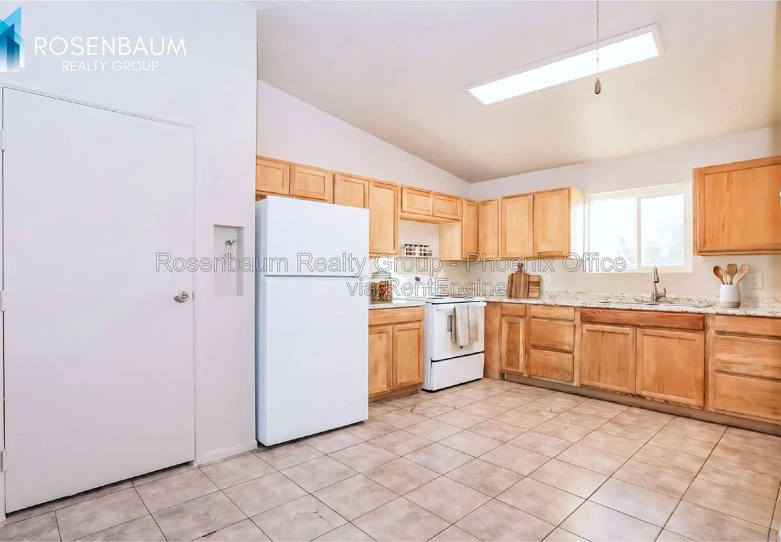 2 bed, 1.0 bath, 775 sqft, $1,050 — Photo 2