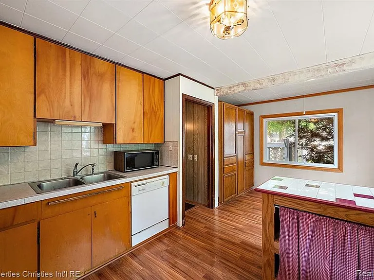 735 Novi St — Photo 11