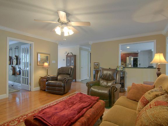4th image of 3318 Whispering Oaks Dr