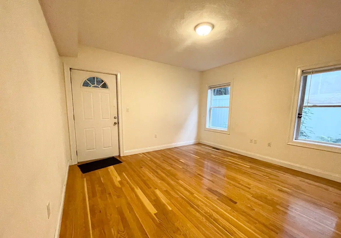 4 bed, 9999 sqft, $4,000 — Photo 3