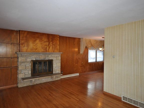 2nd image of 1053 S Main St