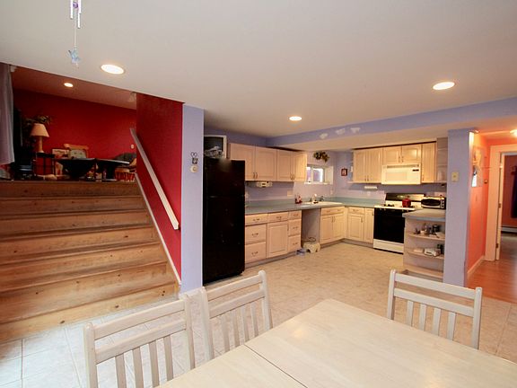 3rd image of 40 Rogers Ln