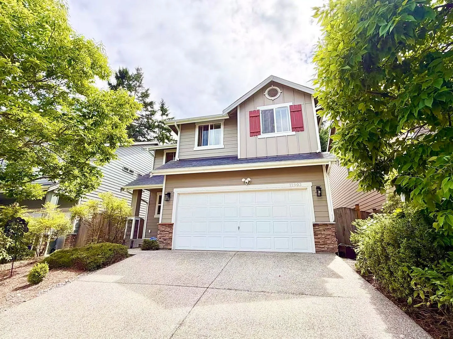Stunning 4BR Woodmark Home with Office,A/C & Tesla Charger - Walk to Top Schools! — Photo 2