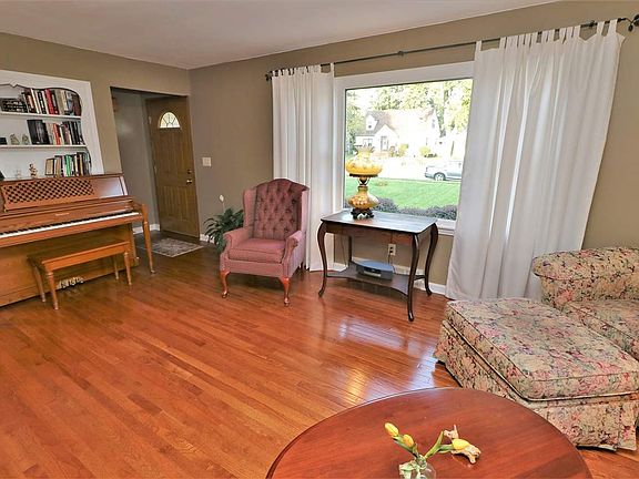 4th image of 3222 Latham St
