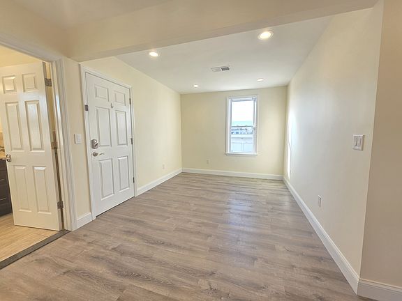 4th image of 638 Malcolm Pl #2