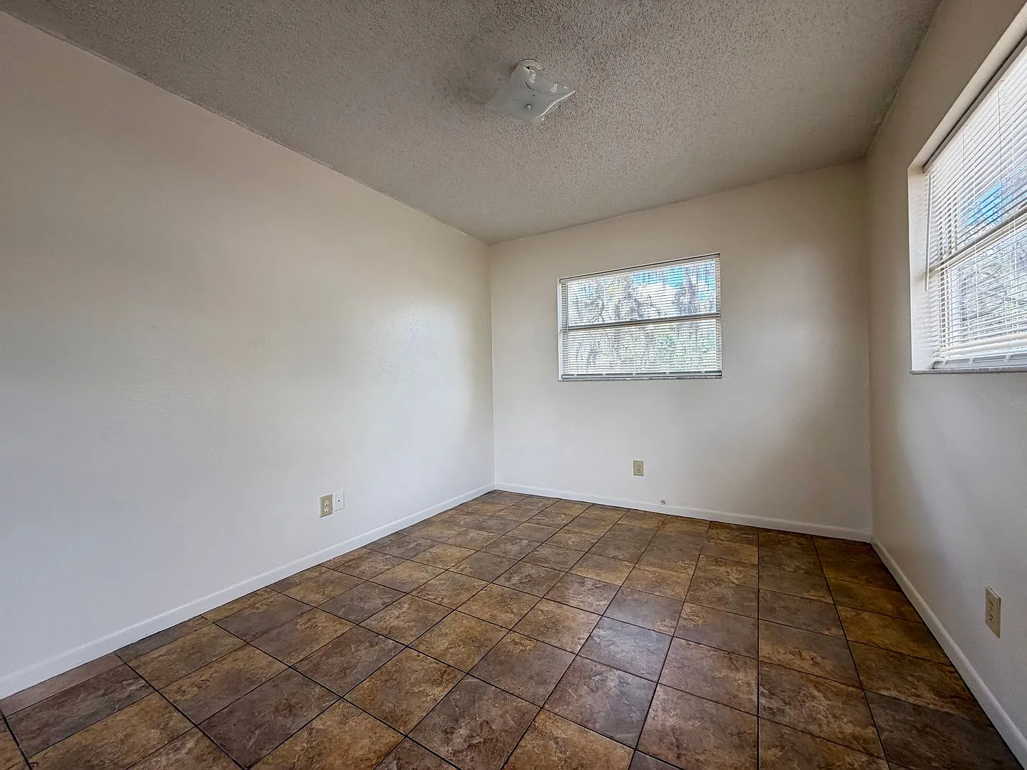 Adorable 2 bed/1 bath second floor apartment! — Photo 4
