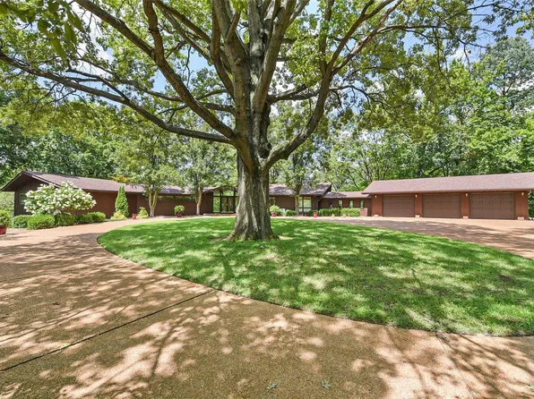 6 Greenbriar Ln, Glen Carbon, IL 62034