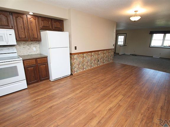 3rd image of 1717 E Nye St
